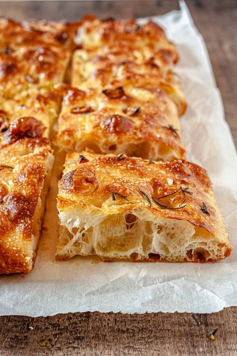 Garlic Herb Focaccia Bread, Pull Apart Focaccia, Focaccia Bread Garlic, Quick Dinner Breads, Pizza Bread Recipe Homemade, Dutch Oven Focaccia Bread, Pizza Dough Focaccia Bread, Easy Breakfast Ideas With Flour, Science Of Bread Making