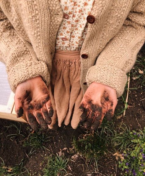 Dirty Hands, An Open Book, Cottage Core Aesthetic, Cottagecore Aesthetic, Foto Art, + Core + Aesthetic, Open Book, 인물 사진, The Grass