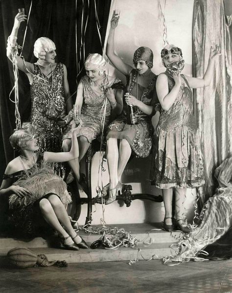 VINTAGE PHOTOGRAPHY: Party time 1928 1920s Party Photos, 1920s Flapper Aesthetic, Flapper Aesthetic, Charleston 1920s, 1920 Party, 20s Aesthetic, 1920s Aesthetic, 20s Dress, Modern Millie