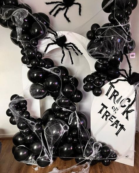 Spider Balloon Arch, Black Balloons Halloween, Halloween Party Decorations Balloons, Ballon Halloween Decoration, Halloween Party Balloon Garland, Backyard Halloween Birthday Party, Spooky Balloon Garland, Diy Halloween Balloon Arch, Balloon Spiders Halloween