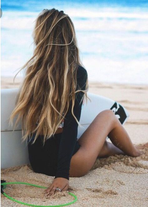 Perfect Beach Hair, Surfer Girl Hair, Surf Hair, Surfer Hair, Pool Hairstyle Ideas, Beachy Hair, Beach Hairstyles Medium, Pool Hairstyles, Surfer Girl