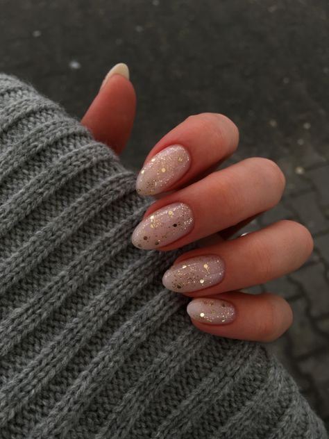 Маникюр 202- Classy Christmas Nails 2023, Christmas Minimalistic Nails, New Year Glitter Nails, Plexigel Nail, Short Office Nails, Almond Nails Designs Christmas, Nail Ideas For January, Biab Nail Ideas, Casual Christmas Nails