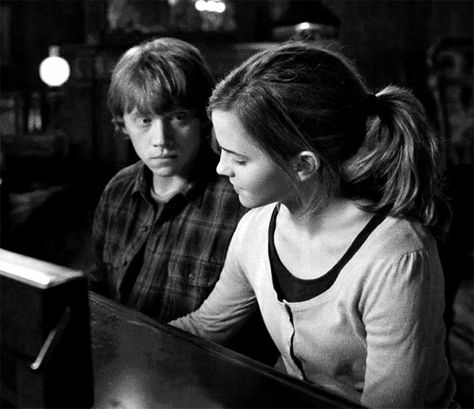 He waited until the perfect moment to ask out Hermione. | Community Post: 13 Reasons Ron Weasley Is The Most Underrated Best Friend Ever Photo Harry Potter, Ron E Hermione, Hery Potter, Ron Y Hermione, Ronald Weasley, Ron Hermione, Rupert Grint, Ron And Hermione, Harry Potter Gif