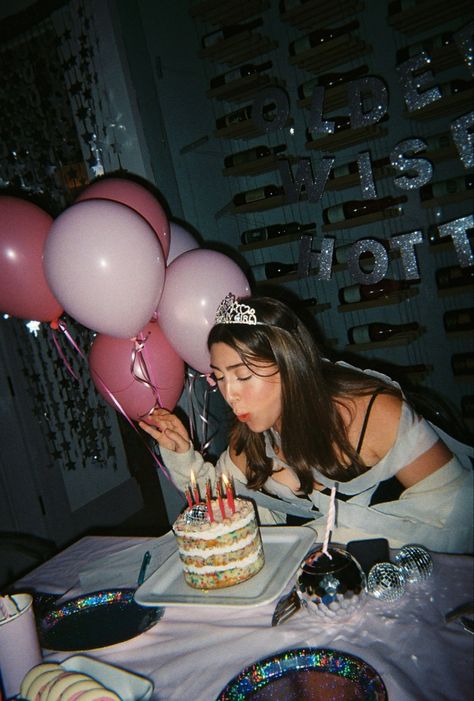 Birthday Disposable Photos, Disposable Camera Party Pictures, Birthday Film Aesthetic, Birthday Film Pictures, Birthday Digital Camera, Film Camera Photoshoot, Candid Birthday Photos, Film Birthday Photoshoot, Birthday Film Photography