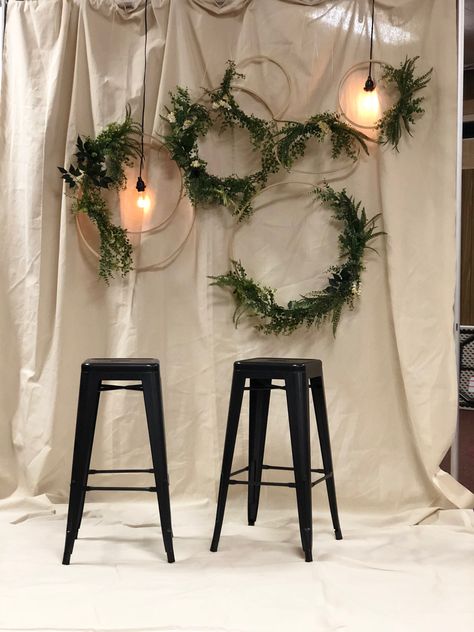 Simple Winter Photo Backdrop, White Sheet Christmas Pictures, Diy Christmas Booth Ideas, Xmas Photo Booth Ideas, Holiday Backdrop Ideas Diy Photo Booth, Christmas Wreath Photo Backdrop, Christian Christmas Photoshoot, Minimalist Christmas Backdrop, Christmas Photo Shoot Backdrop