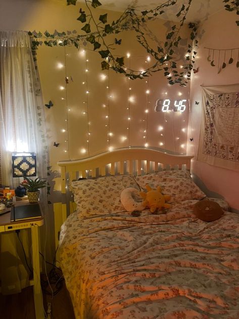 A comfy looking, aesthetic bedroom, with fairy lights and vines along the ceiling and walls. Perfect sleep room for teenagers. High Bed Frame Ideas Bedrooms, Fairy Lights And Vines, Bedroom With Fairy Lights, Fairy Lights For Bedroom, Hanging Fairy Lights, Girly Room Decor, Dream Bedroom Inspiration, Comfy Bedroom, Fairy Lights Bedroom