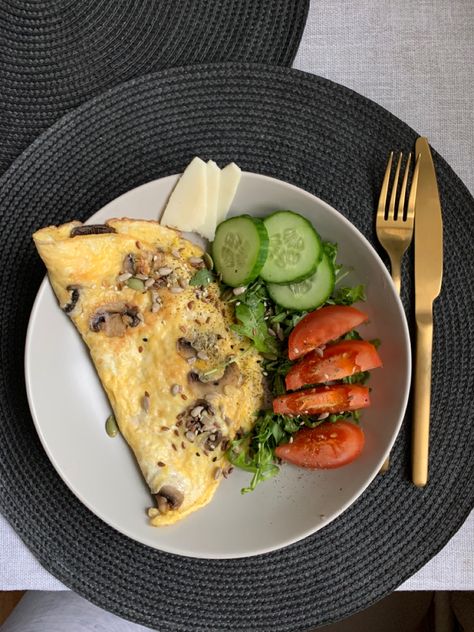 Diet Breakfast Aesthetic, Keto Recipes Aesthetic, Healthy Breakfast Aesthetic Eggs, Lunch Aesthetic Home, Savory Breakfast Aesthetic, Egg Breakfast Aesthetic, Omelette Aesthetic, Healthy Breakfast Diet, Breakfast Omelette