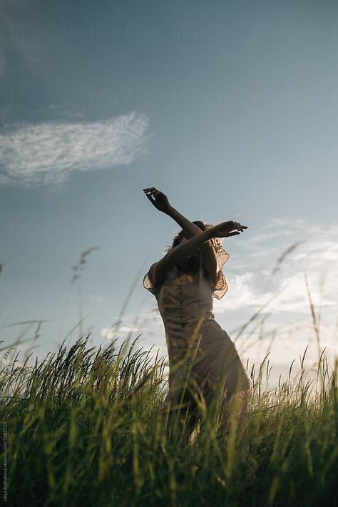 Dance Nature Photoshoot, Carefree Woman Aesthetic, Summer Evening Photoshoot, Ethereal Field Photoshoot, In The Grass Photoshoot, Women In Nature Aesthetic, Unique Field Photoshoot, Creative Field Photoshoot, Open Field Editorial Photoshoot