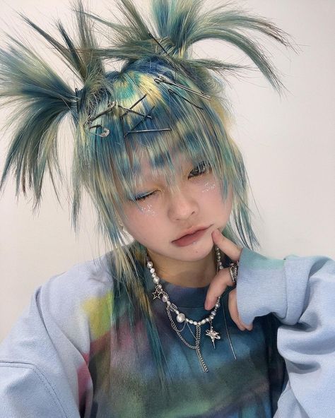 Maximalist Hairstyle, 90s Punk Hair, Unusual Hairstyles, Harajuku Hair, Dyed Hair Inspiration, Punk Hair, Haircut And Color, Hair Reference, Hair Inspo Color