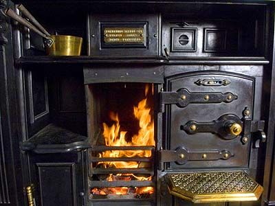 Yorkshire Range Company makes traditional Victorian cast iron range cookers Alter Herd, Wood Burning Cook Stove, Wood Stove Cooking, Old Stove, Antique Stove, Vintage Stoves, Cast Iron Stove, Victorian Kitchen, Vintage Appliances