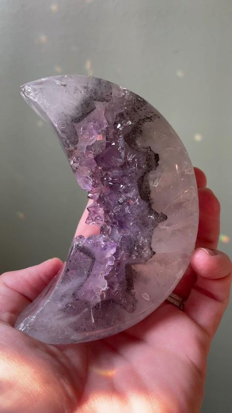 Witchy Healing, Crystal Room, Crystal Vibes, Crystal Home Decor, Crystal Aesthetic, Spiritual Crystals, Pretty Rocks, Druzy Crystal, Crystal Healing Stones