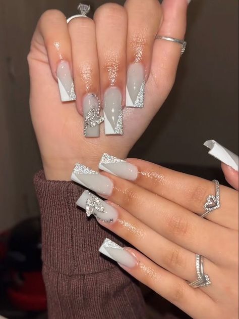 Silver Nail Acrylic, Silver Nails Ideas Acrylic, White And Grey Nails Designs, Grey Nails Acrylic Design, Light Grey Nail Designs, Grey French Tip Nails Square, Short Grey Nails With Design, Silver White Nails Ideas, Square Acrylic Nails Gray