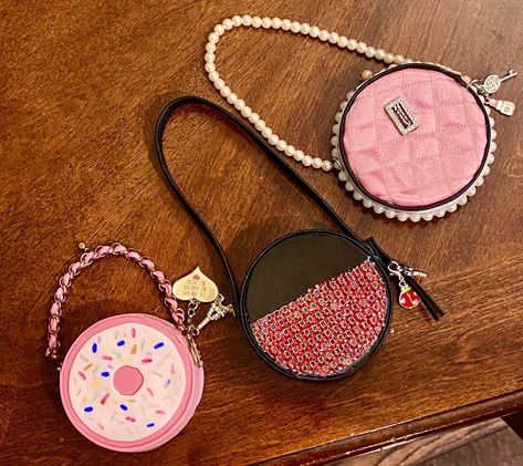 DIY DOLL ROUND PURSES Doll Purses Free Pattern, Suitcase Dollhouse, Doll Purse, I Am Busy, Purse Sewing Patterns, Round Purse, Pink Donuts, Busy Bees, Sewing Purses