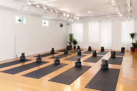 Yoga Studio Lighting, Home Pilates Studio, Yoga Studio Interior, Yoga Room Design, Wall Yoga, Brick Backdrops, Yoga Studio Design, Meditation Room Decor, Wellness Studio