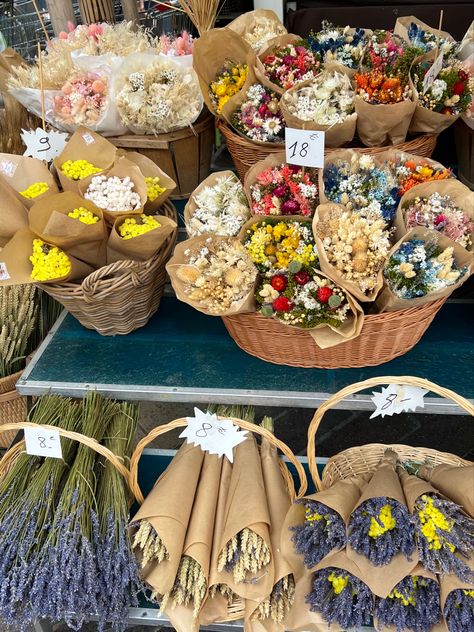 Flower Market Stall Display, European Farmers Market, French Flower Market Aesthetic, France Flower Shop, Cute Flower Shop Aesthetic, Flower Stand At Farmers Market, European Market Aesthetic, Flower Stand Farmers Market, Farmers Market Flowers Aesthetic