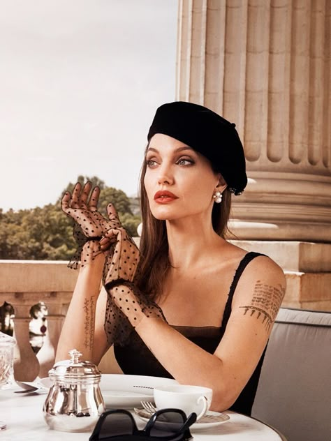 Photoshoot Vintage, Angelina Jolie Style, Angelina Jolie Photos, Estilo Hippy, Vintage Photoshoot, Paris Outfits, Jolie Photo, French Girl, Angelina Jolie