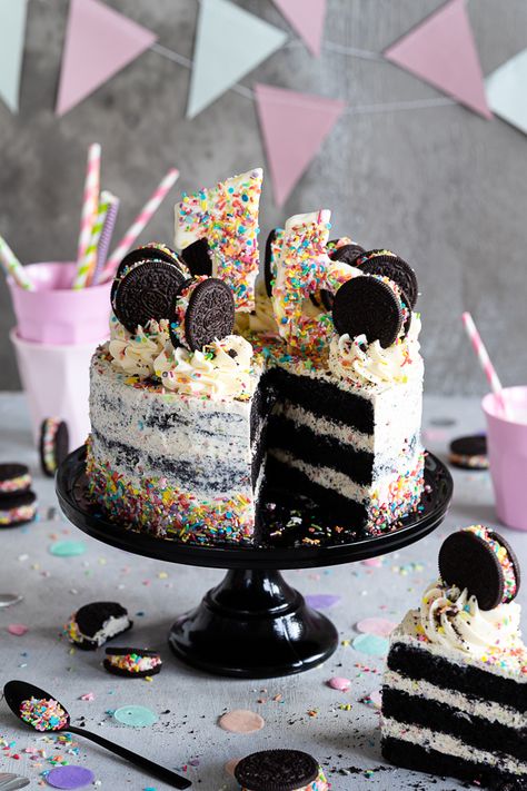 Oreo Funfetti Cake, Birthday Cake 8 Boy, Homemade Birthday Cake Decorating, Birthday Oreo Cake, Oreo Cake Designs, Oreo Cake Recipe Homemade, Birthday Cake 21, Xmas Cake Recipes, Happy Birthday Torte