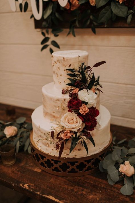 White Fall Wedding Cake, Wedding Cake Designs Burgundy And Gold, Maroon White Gold Wedding, Wedding Cake Rustic Theme, Wedding Cake With Maroon Flowers, Maroon Themed Wedding Cake, Green And Red Wedding Cake, Fall Wedding Cake Ideas Burgundy, Wedding Cake Designs Red And White