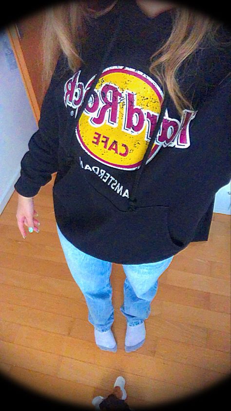 Hard Rock Cafe Outfit, Hoodie Outfit Aesthetic, Black Hoodie Outfit, Cafe Outfit, Birthday Captions Instagram, Birthday Captions, Lazy Day Outfits, Hoodie Outfit, Rock Cafe