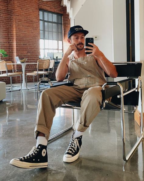 Casual Overall Outfits, Overalls Men Fashion, Beat Street, Overalls Men, Mens Overalls, Overall Outfit, Converse Style, Mens Fashion Classic, Mens Outfit Inspiration