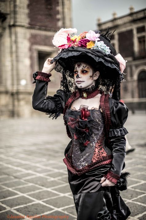 Mexican traditions Gothic Mexican Outfits, Goth Mexican Outfit, Gothic Mexican, Goth Subcultures, Traditional Goth, Gothic Culture, Gothic Themes, Mexican Traditions, Goth Subculture