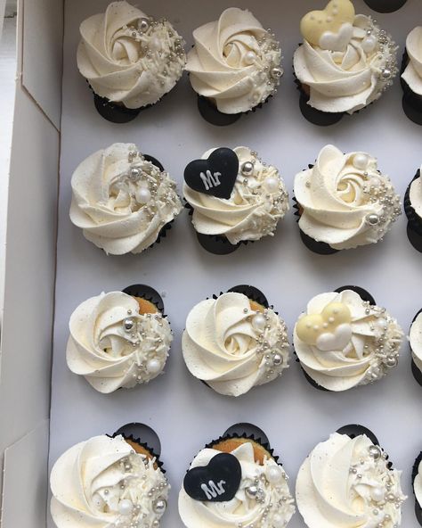 24 mini vanilla bean cupcakes going out for a wedding event today ! #vanilla #vanillacupcakes #vanillabean #buttercream #piping… | Instagram Cupcake Wedding Ideas, Wedding Theme Cupcakes, Elegant Wedding Cake With Cupcakes, Cupcake Cakes Wedding, Cute Wedding Cupcakes, Fancy Vanilla Cupcakes, Fancy Wedding Cupcakes, White Wedding Cupcakes Ideas, Black And White Cupcakes Wedding