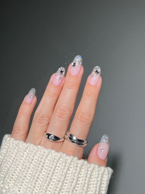 #nails #nailart #holidaynails #newyearnails #glitternails ##xmasnails #jewelry Bow Nail Designs, Dark Pink Nails, Star Nail Designs, Santa Nails, New Years Nail Designs, New Years Eve Nails, December Nails, January Nails, Red Christmas Nails