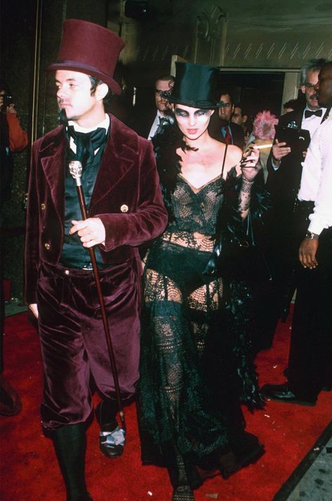 See How Celebrities Did Halloween in the '90s | Who What Wear Brother Sister Halloween Costumes, Sister Halloween Costumes, 90s Halloween Costumes, Fashion Guys, Best Celebrity Halloween Costumes, Kate Moss Style, Classic Halloween Costumes, 90s Halloween, Hallowen Costume