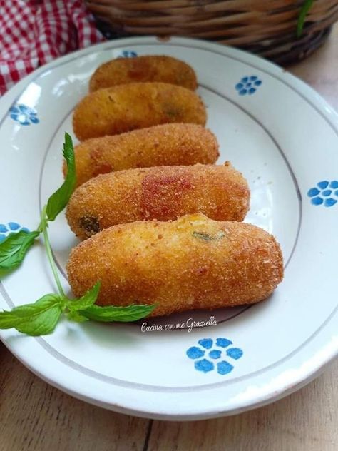 Alu Snacks, Easy Bread Rolls, Easy Bread Roll Recipe, Water Bread, Potato Rolls Recipe, Bread Crumbs Recipe, Potato Cutlets, Bread Rolls Recipe, Jeera Rice