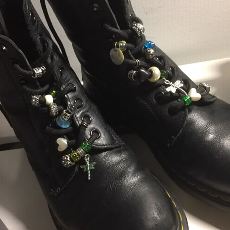 Bedazzled Doc Martens, Doc Martens With Beads, Boots With Beads On Laces, Decorate Doc Martens, Doc Martens Beads On Laces, Doc Martin Lace Ideas, Beaded Doc Martens, Doc Martens Beads, Doc Marten Charms Diy