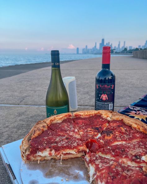 Chicago Pizza Aesthetic, Chicago Summer Aesthetic, Chicago In Summer, Wrigleyville Chicago, Food In Chicago, Chicago Activities, Pizza Chicago, Wine Pizza, Picnic Wine