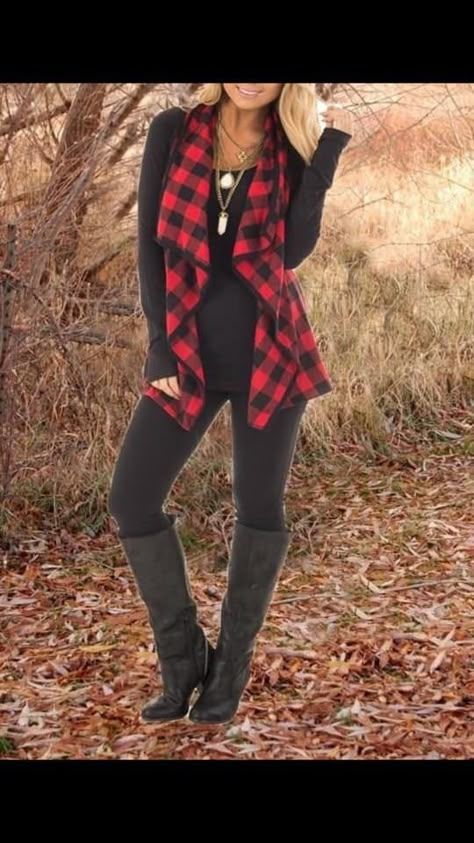 Buffalo plaid Red Plaid Outfit, Buffalo Plaid Outfit, Christmas Outfits Dressy, Christmas Outfit Inspiration, Christmas Pictures Outfits, Buffalo Plaid Vest, Christmas Outfit Casual, Red And Black Outfits, Chaleco Casual