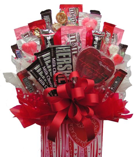 Valentines Day Candy Bouquet Delivery Candy Bar Bouquet, Bouquet Valentines, Sweetheart Candy, Candy Arrangements, Candy Gift Baskets, Valentines Day Baskets, Candy Bouquet Diy, Valentine Gift Baskets, Valentine Baskets