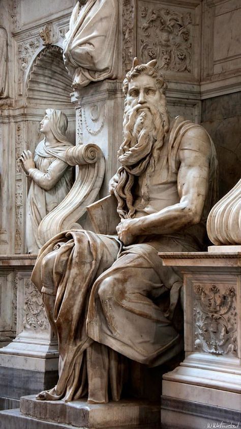 Michelangelo Moses, Michelangelo Sculpture, Easy Sculpture, Greek Statues, Ancient Greek Art, Christian Artwork, Dan Brown, Sculpture Ideas, Greek Art