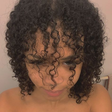 Curly Short Hair Girl, Wet Curly Hair, Curly 3b, Curly Short Hair, Classic Glasses, Curly Short, Hairdos For Curly Hair, Slick Hairstyles, Hair Girl