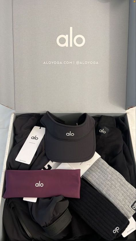 Alo Yoga Accessories, Alo Aesthetic, Alo Yoga Clothes, Alo Yoga Outfit, Fitness Wear Outfits, Cute Gym Outfits, Workout Tights, Gym Fits, Workout Aesthetic