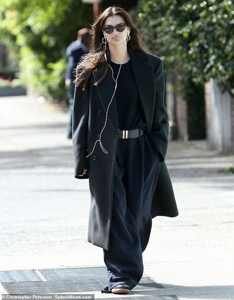 All Black Oversized Outfit, Black Coat Styling, Oversized Black Coat Outfit, Nyc Winter Fits, Oversized Coat Outfit Winter, Oversize Coat Outfit, Oversized Coat Street Style, Coat Black Outfit, Oversized Trench Coat Outfits