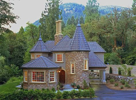 love this house castle theme house gorg! Turret Addition, Castle Like House, Mini Castle House, Small Castle House, Castle House Modern, Castle Homes, Unusual Houses, Small Castle, Castle House Plans