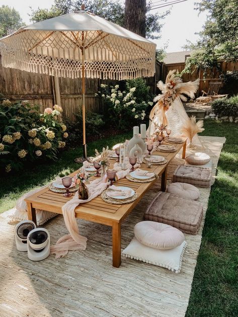 Picnic Outdoor Ideas, Pink Safari Table Decor, Boho Picnic Table Setting, Diy Fancy Picnic, Luxurious Picnic Ideas, Cool Picnic Ideas, Boho Chic Picnic Party, Boho Picnic Birthday Party Ideas, Boohoo Picnic Set Up