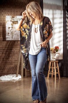 Kimono Diy, Boho Fashion Over 40, Moda Hippie, Look Boho Chic, Boho Summer Outfits, Estilo Hippie, Boho Fashion Summer, Boho Style Outfits, Mode Boho