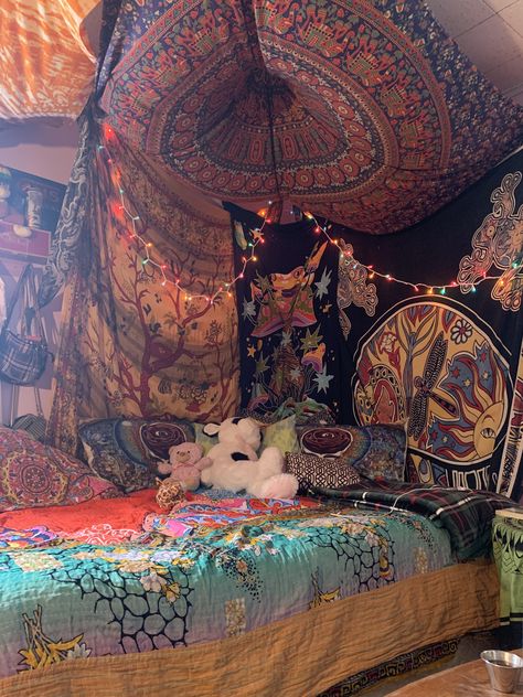 Boho Room Tapestry, Corner Tapestry Bedroom, Boho Hippy Bedroom, Rooms With Tapestries, Hippie Room Inspiration, Tapestry Room Aesthetic, Hippie Alternative Style, Tapestry Canopy, Bedroom Tapestry Ideas