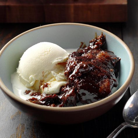 Skillet Chocolate Dumplings Recipe -Why bake when you can make an entire dessert on the stove top? These dumplings are often requested by my family for special events like birthdays.—Becky Magee, Chandler, Arizona Samosa Recept, Chocolate Dumplings, Self Saucing Chocolate Pudding, Skillet Desserts, Hot Fudge Cake, Self Saucing Pudding, Easy Puddings, Iron Skillet Recipes, Vegetarian Bake