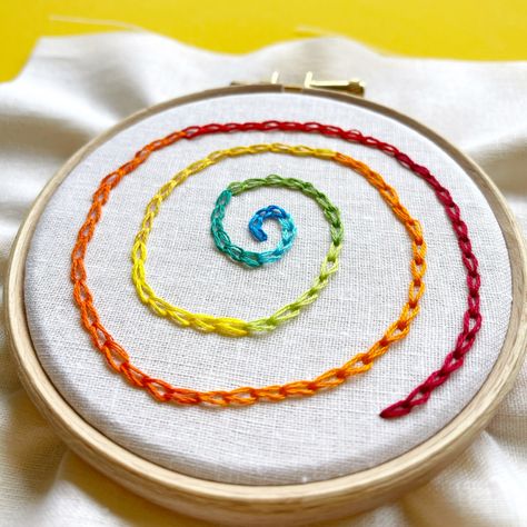 Chain stitch spiral hoop - Hello! Hooray! Embroidery Spiral, Spiral Embroidery, Easy Embroidery Stitches, Happy Stitch, Easy Embroidery, Paper Chains, Spiral Shape, You Loose, Running Stitch