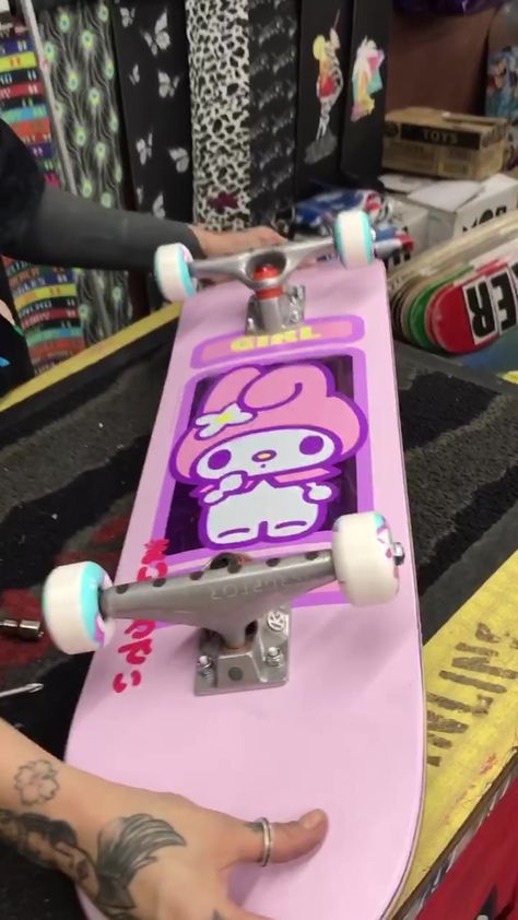 Sanrio Skateboard, Pink Skateboard, Skate Vibes, Skate Aesthetic, Skateboarding Tricks, Skateboard Aesthetic, Skateboard Deck Art, Skateboard Art Design, Skate Girl