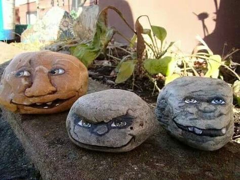 Painted Garden Rocks, Art Pierre, Painted Rocks Kids, Rock Face, Rock Painting Ideas Easy, Painted Rock Ideas, Rock Painting Patterns, Sticks And Stones, Rock Painting Designs