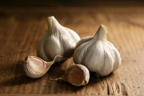 Eating Raw Garlic, High Blood Pressure Recipes, Paleo Vegetables, Garlic Garlic, Garlic Soup, Healthy Facts, Raw Garlic, Breastmilk Supply, Healthier Choices