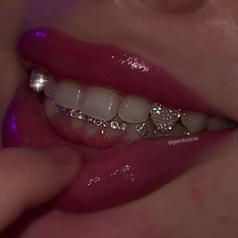 #toothgem #y2k #cybery2k Teeth Jewelry Tooth Gems Ideas, Tooth Gem Ideas Baddie, Thug Baddie, Teeth Gems Ideas, Girly Grillz, Teeth Gens, Grillz For Females, Teeth Gems, Pretty Teeth