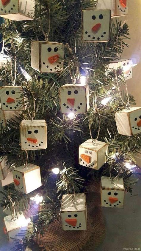 100+ Rustic Christmas Decor Ideas that Brings Back The Traditional Festive Vibe In Your Home - Hike n Dip Primitive Christmas Ornaments, Primitive Christmas Tree, Christmas Shortbread, Homemade Christmas Decorations, Diy Ornaments, Craft Fair Ideas, Christmas Craft Ideas, Craft Night, Ornament Ideas