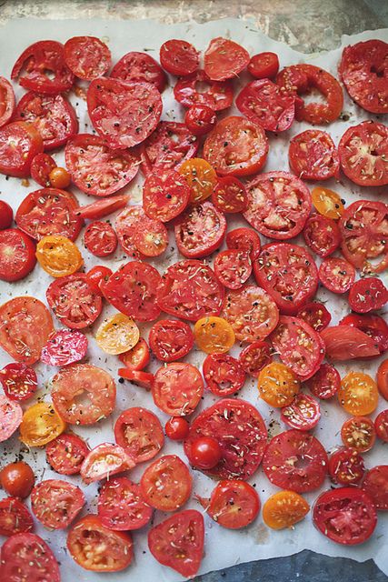 how to make sun dried tomatoes Summer Foods, Sundried Tomatoes, Veggie Tales, Dehydrated Food, Red House, Tomato Recipes, Dried Tomatoes, Veggie Dishes, Cooking Techniques