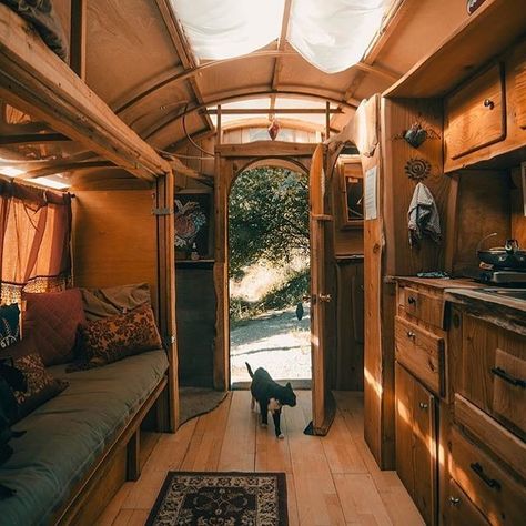 Feeling so warm and cosy in this tiny House Design Casa Piccola, Caravan Ideas, Bus Living, Kombi Home, Tiny House Nation, Bus House, Guest Cabin, Van Life Diy, Van Home